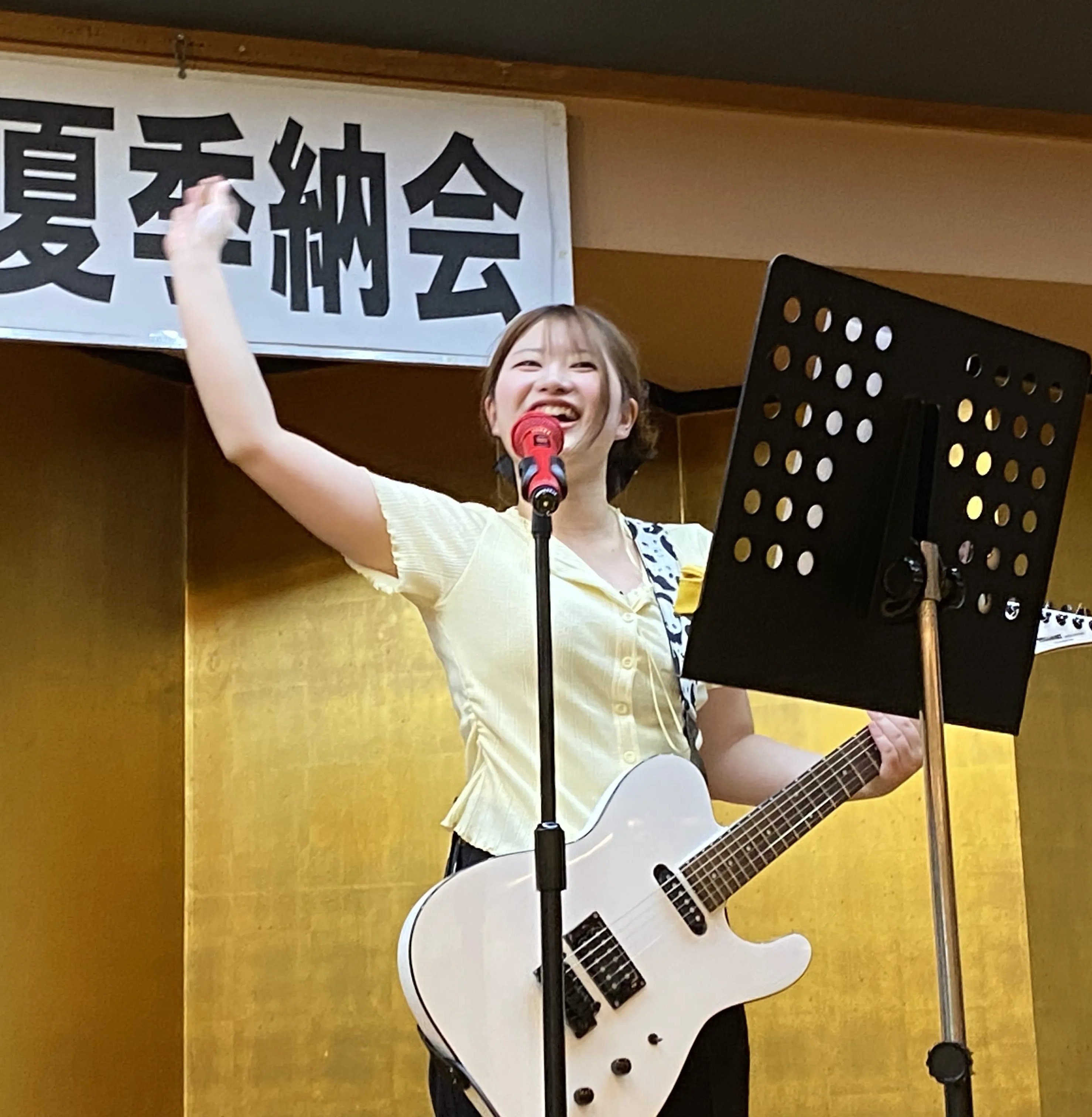 若手社員によるギター生演奏3